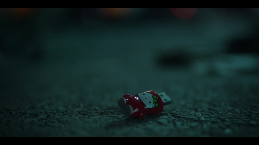 Mimobot Hello Kitty USB Flash Drive By Mimoco Used By Kaley Cuoco As Cassie Bowden In The Flight Attendant Episode 5 2 1024x576